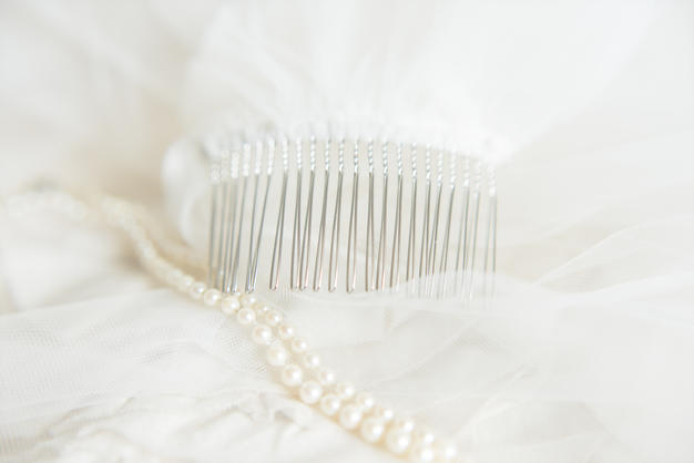 wedding hairpiece with pearls